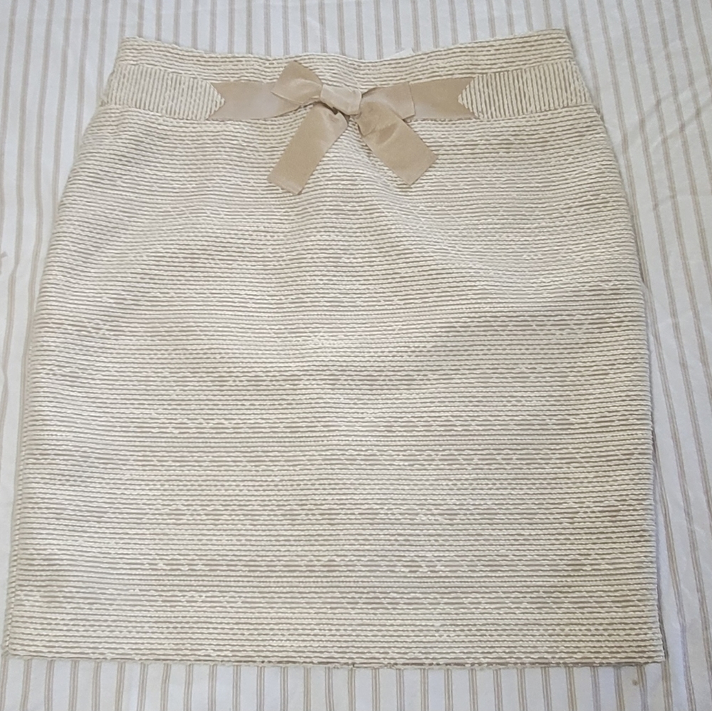NWT Ann Taylor  Loft Cream Skirt with Bow. Size 10
